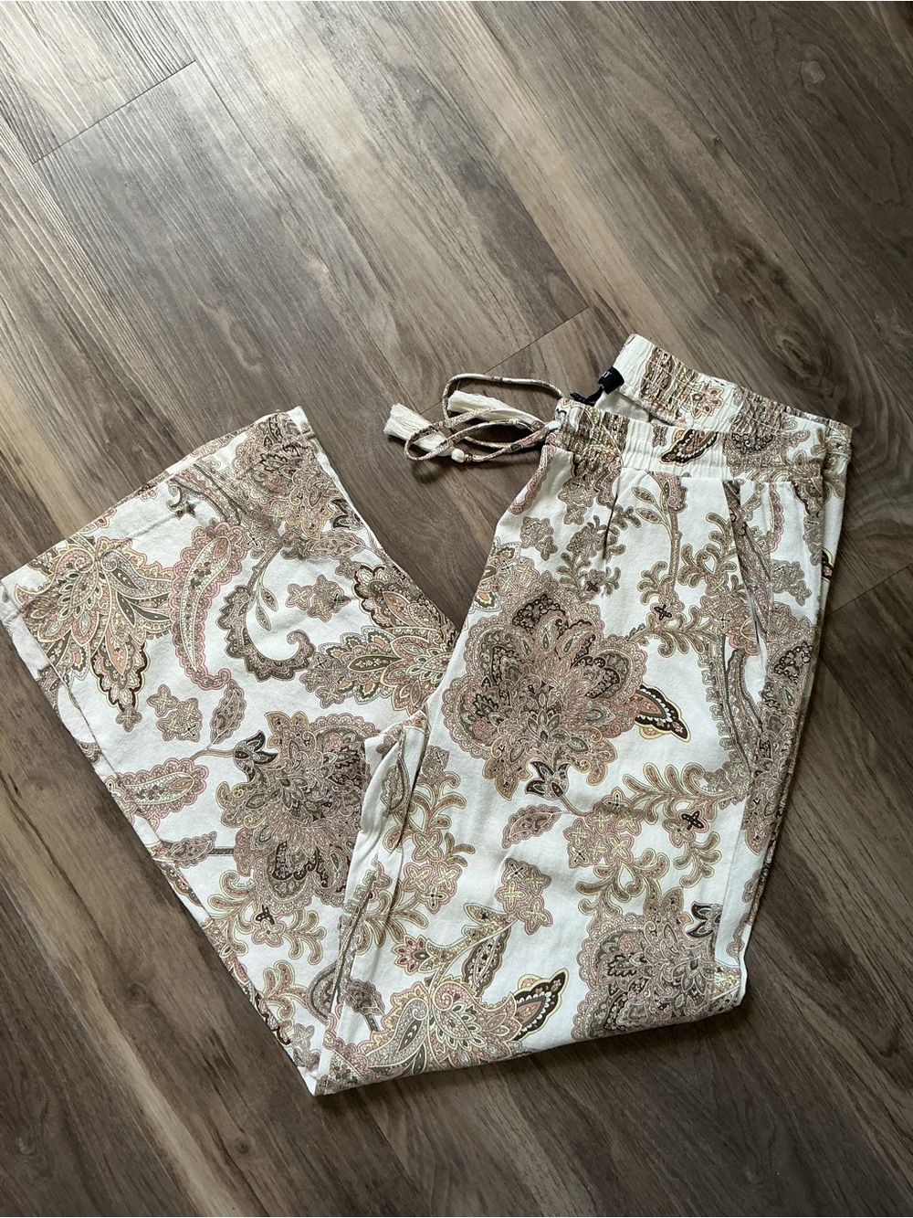 Ellen Tracy Neutral Paisley Drawstring Pants in Cream and Beige